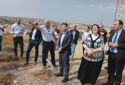 בצלאל סמוטריץ' וחברים מהציונות הדתית בסיור בהתנחלות אפרת בגוש עציון, אוקטובר 2022 (צילום: גרשון אלינסון, פלאש 90)