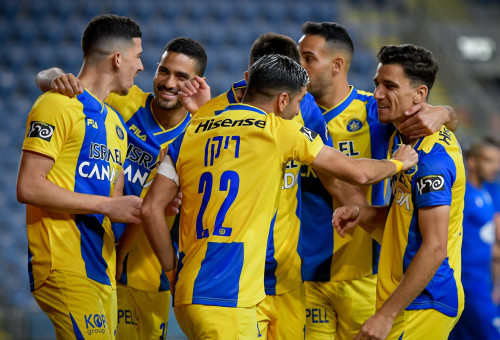 שחקני מכבי תל אביב חוגגים עם דן ביטון (צילום: אריאל שלום)