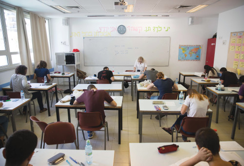 תלמידים בבחינת בגרות (צילום: נעם רבקין פנטון, פלאש 90)