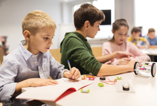 ילדים בכיתה, אילוסטרציה. למצולמים אין קשר לנאמר בכתבה (צילום: אינגאימג')