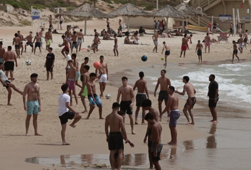 שרב בחופי הרצליה (צילום: אבשלום ששוני)