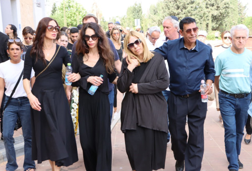 שימי תבורי, יהודית באומן ובנותיה (צילום: ניר פקין)