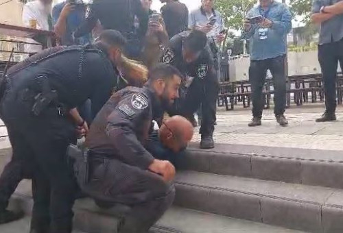 מעצר אמיר השכל שנעצר בהפגנה למען שחרור החטופים ונדרש להתפשט לטענתו (צילום: אפרת ספרן)