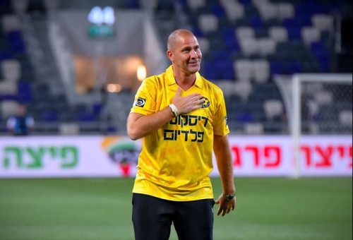 חוזר ללבוש את החולצה הצהובה עם המספר 8 על הגב. אבי נמני (צילום: אריאל שלום)