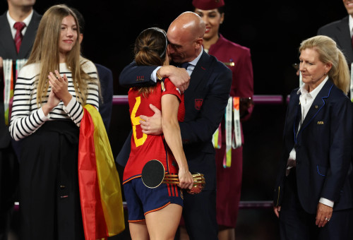 נשיא התאחדות הכדורגל הספרדית, לואיס רוביאלס, עם שחקנית הנבחרת אאיטנה בונמאטי (צילום: GettyImages, Catherine Ivill)