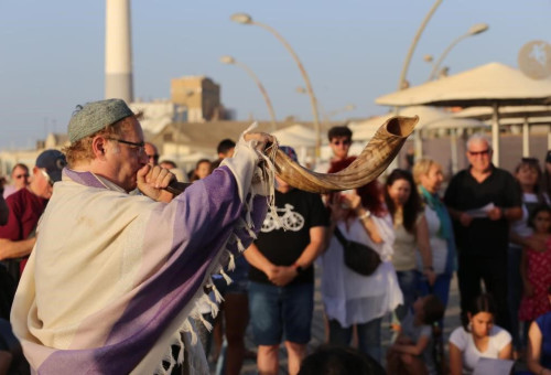טקס ה"תשליך" בנמל תל אביב (צילום: איתן אלחדס)