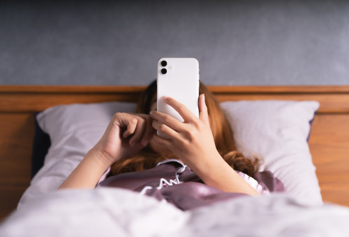 כ-99% מהישראלים מבצעים רכישות דרך הטלפונים הניידים (צילום: אינג אימג')