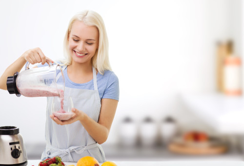 אישה מכינה שייק, אילוסטרציה (צילום: אינג'אימג')