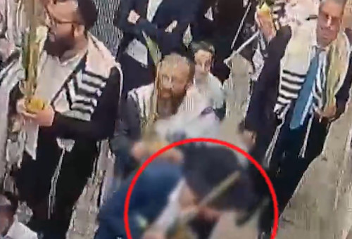 חרדי יורק בכניסה לכנסייה בירושלים (צילום: דוברות המשטרה)