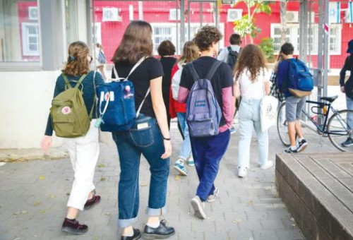 תלמידים חוזרים ללימודים (צילום: אבשלום ששוני)