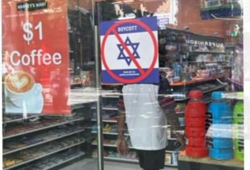 כרזה אנטישמית על דלת חנות במלבורן (צילום: רענן ברנובסקי)