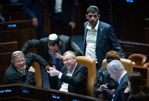 חברי הקואליציה בכנסת בתמונה שעוררה סערה בצל המלחמה (צילום: יונתן זינדל, פלאש 90)