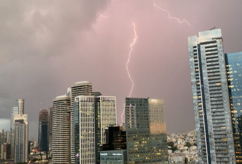 ברקים בתל אביב (צילום: ד.ח.)