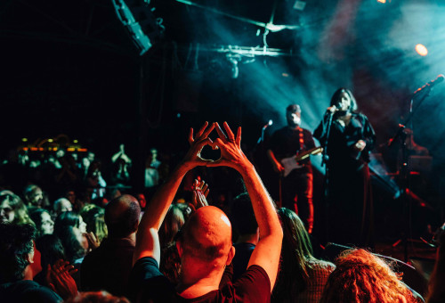 הופעה במועדון הבארבי (צילום: אורית פניני)