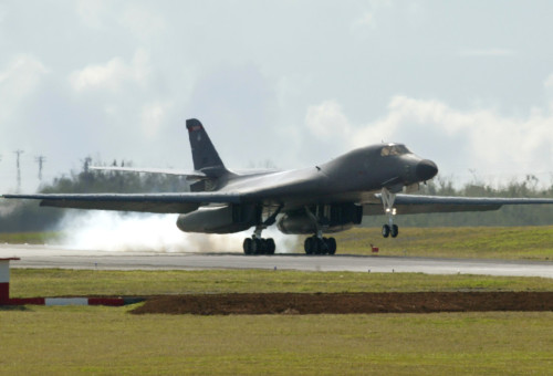 מפציץ B-1 של צבא ארצות הברית (צילום:  REUTERS/Issei Kato)