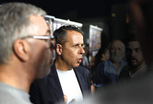 רונן צור בכיכר החטופים (צילום: גילי יערי, פלאש 90)