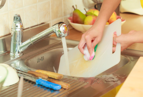 קרש חיתוך מפלסטיק (צילום: אינג'אימג')