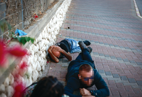 אנשים תוספים מחסה בזמן אזעקה (צילום: חיים גולדברג, פלאש 90)