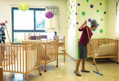 ניקיון פעוטון (צילום: יוסי זיליגר)