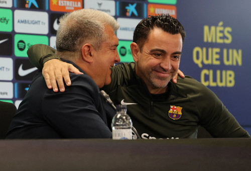 נשיא ברצלונה ז'ואן לאפורטה עם המאמן צ'אבי (צילום: GettyImages, LLUIS GENE/AFP)
