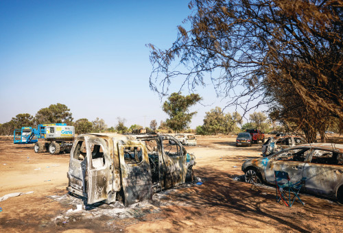 מכוניות שרופות במתחם הנובה ברעים (צילום: חיים גולדברג פלאש 90)