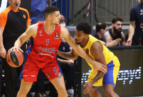 שחקן צסק"א מוסקבה איפה לונדברג מול שחקן מכבי תל אביב כריס ג'ונס (צילום: דני מרון)