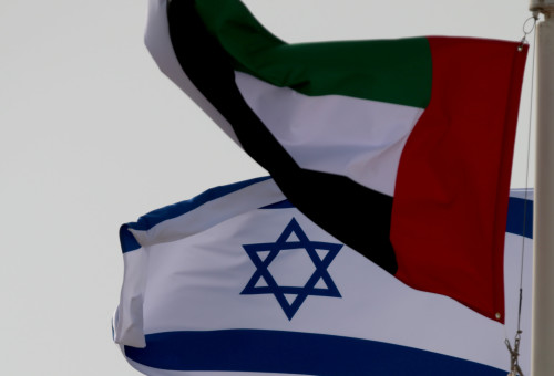 דגל האיחוד האמירויות ודגל ישראל (צילום: REUTERS/Christopher Pike)