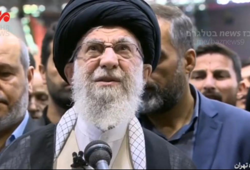 חמינאי בטקס האשכבה של הנייה (צילום: רשתות ערביות)