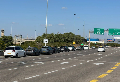 חונים בשוליים. נתב"ג (צילום: רשות שדות התעופה)
