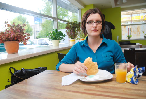 אכילה בלי לעיסה לא תעשה לכם טוב בקיבה (צילום: אינג'אימג')