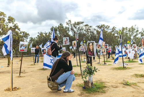 אנשים מבקרים ברעים באזור הנובה  (צילום: חיים גולדברג, פלאש 90)