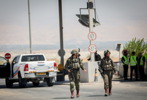 זירת פיגוע במעבר אלנבי - ארכיון  (צילום: Yonatan Sindel/Flash90)