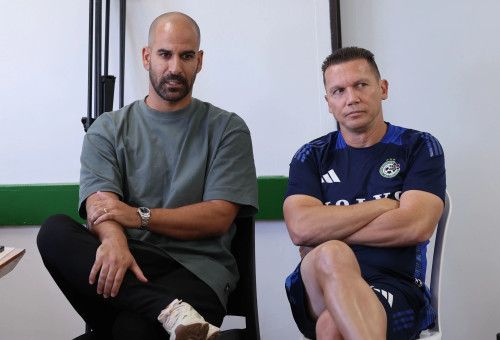 ברק בכר מאמן מכבי חיפה לצד גל אלברמן (צילום: מאור אלקסלסי)