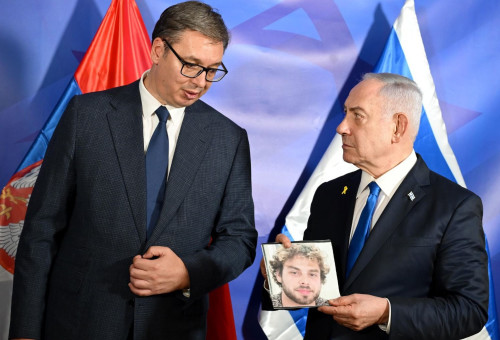 נתניהו אוחז בידו תמונה של אלון אהל בפגישה עם נשיא סרביה (צילום: אבי אוחיון לע"מ)