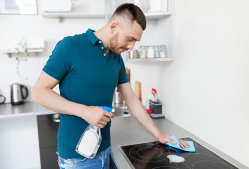 ניקיון הבית (צילום: אינג'אימג')