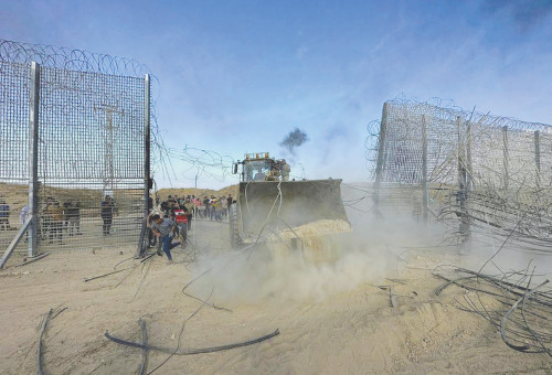 חמאס פורצים את הגדר ב-7 באוקטובר (צילום: רויטרס)