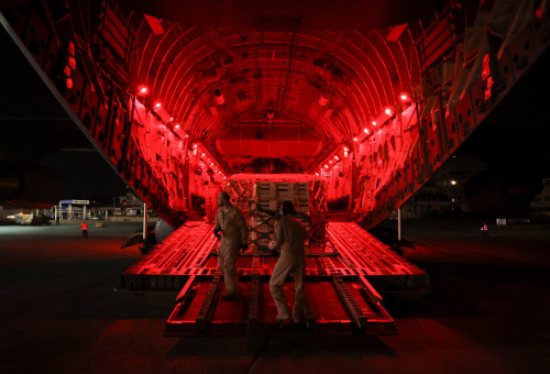 העמסת חבילות סיוע הומניטרי ללבנון על ידי כוחות איחוד האמירויות (צילום: רויטרס)