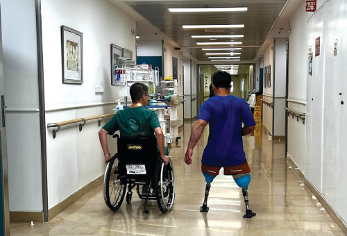 חייל קטוע רגלים באגף השיקום בשיבא (צילום: בית חולים שיבא)