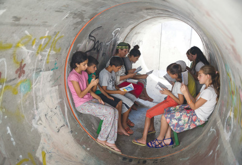 ילדים מתחבאים במיגונית –צוק איתן (צילום: הדס פרוש, פלאש 90)