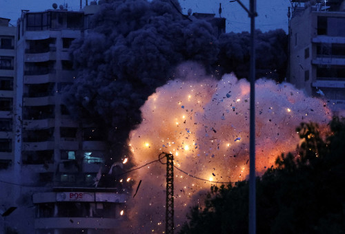 תקיפה בדאחייה בביירות (צילום: רויטרס)