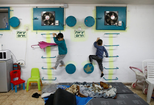 ילדים במקלט בעכו במהלך אזעקה, מלחמת חרבות ברזל (צילום: רויטרס)