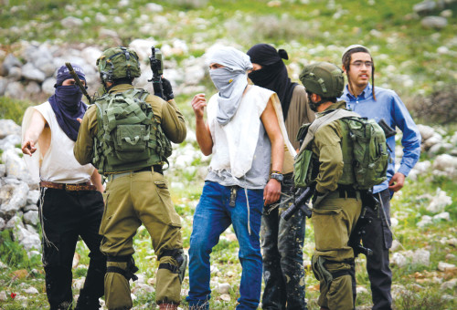 חיילי צה''ל מתעמתים עם מתנחלים ליד שכם (צילום: נאסר אישתיה, פלאש 90)