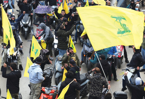 פעילי חיזבאללה בביירות במפגן תמיכה (צילום: רויטרס)