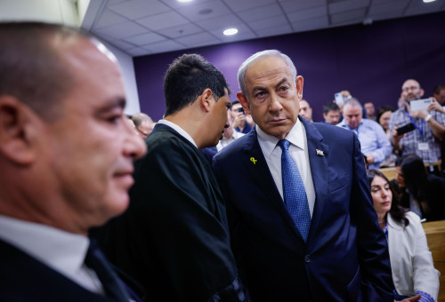 בנימין נתניהו ועו"ד עמית חדד ביום פתיחת עדות נתניהו (צילום: חיים גולדברג פלאש 90)