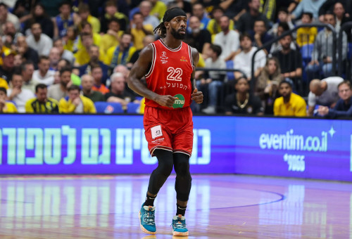 שחקן הפועל תל אביב פטריק בוורלי מול שחקן מכבי תל אביב רומן סורקין (צילום: לירון מולדובן)