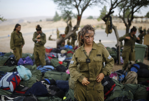חיילת במדי ב׳ (צילום: רויטרס)