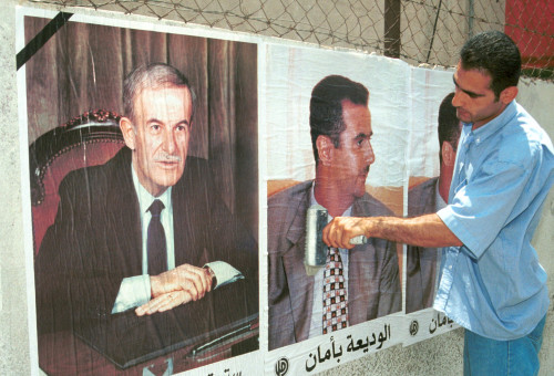 תמונות בשאר אל אסד ואביו חאפז אל אסד בביירות (צילום: רויטרס)