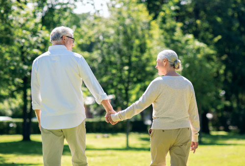 זוג מבוגרים קשישים הולכים יד ביד (צילום: אינגאימג)
