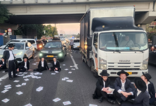 הפגנה של הפלג הירושלמי נגד גיוס חרדים, חסימות בכביש 4 (צילום: שימוש לפי סעיף 27א')