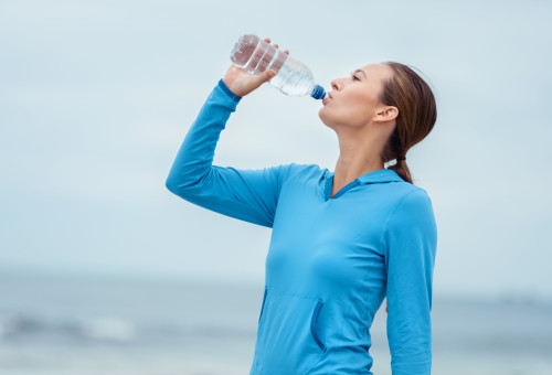 שתיית מים (צילום: אינגאימג')